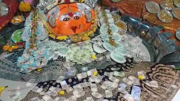 येथील कालीमाता मंदिरात पैशांच्या प्रसादाचे वाटप, मंदिर परिसरात गर्दी तर होणारच