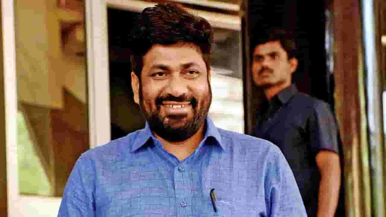 एखाद्याच्या लग्नात गेलं तरी लोक खोक्यावरून बोलतेत- बच्चू कडू