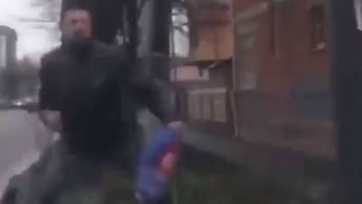 कारच्या धडकेतून वाचला, पण दुसऱ्या संकटाने गाठलेच; विचित्र अपघाताचा व्हिडिओ पाहून तुम्हीही व्हाल हैराण