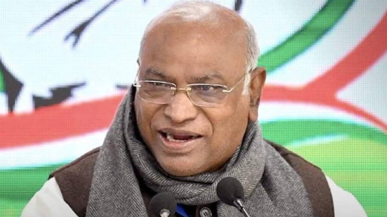 खर्गेंचा पहिलाच आणि मोठा निर्णय; CWC च्या जागी नवीन समिती; शशी थरुरांचा पत्ता कट खर्गेंचा पहिलाच आणि मोठा निर्णय; CWC च्या जागी नवीन समिती; शशी थरुरांचा पत्ता कट