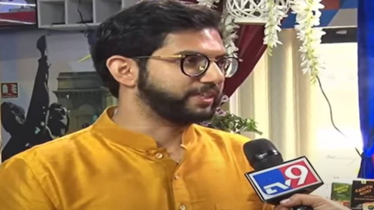 होर्डिंगसाठी बेस्टचे एवढे स्पॉट खरेदी केले असतील का, आदित्य ठाकरे यांचा राज्य सरकारला सवाल होर्डिंगसाठी बेस्टचे एवढे स्पॉट खरेदी केले असतील का, आदित्य ठाकरे यांचा राज्य सरकारला सवाल