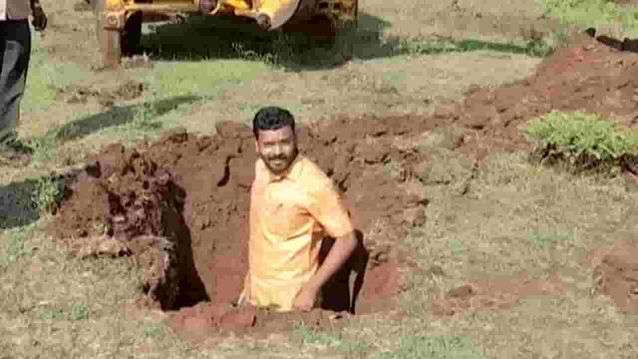 खड्डे खोदले अन् स्वत:ला गाढून घेतलं, शिंदे सरकारच्या विरोधात शेतकरी आक्रमक खड्डे खोदले अन् स्वत:ला गाढून घेतलं, शिंदे सरकारच्या विरोधात शेतकरी आक्रमक