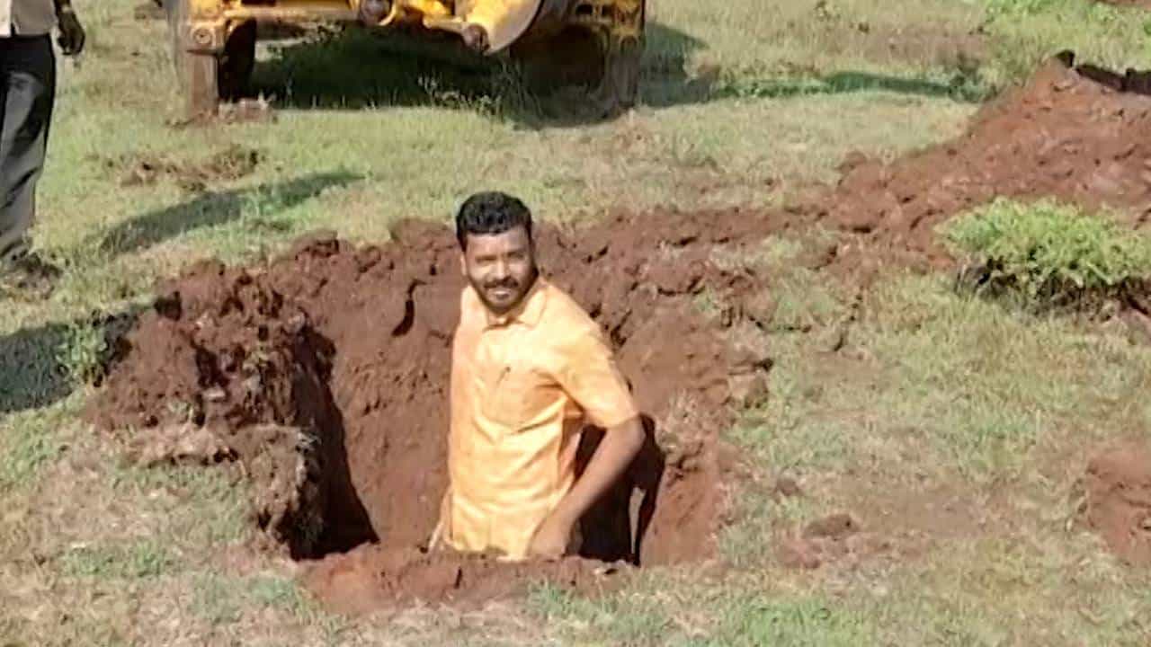 खड्डे खोदले अन् स्वत:ला गाढून घेतलं, शिंदे सरकारच्या विरोधात शेतकरी आक्रमक खड्डे खोदले अन् स्वत:ला गाढून घेतलं, शिंदे सरकारच्या विरोधात शेतकरी आक्रमक
