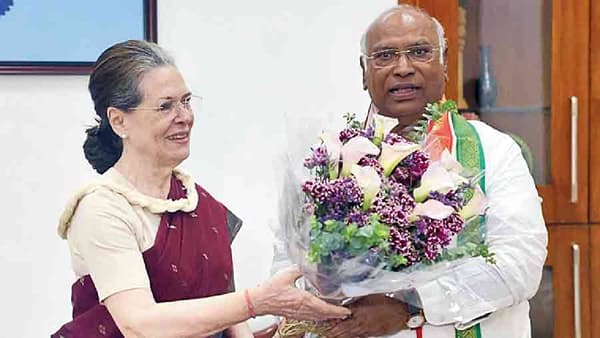 अध्यक्ष होताच खर्गें यांनी सोनिया गांधी यांच्या त्या नियमाला हरताळ फासला; पुढे काय?