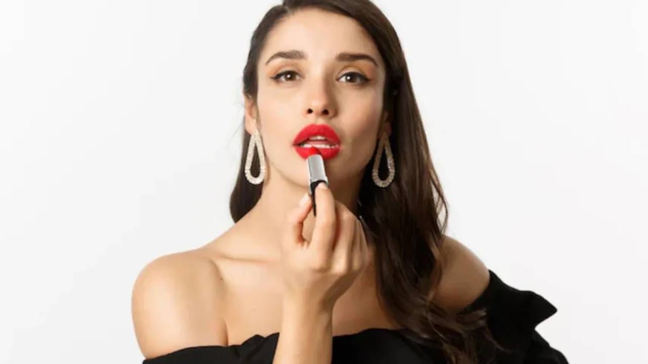 Lipstick Side Effects लिपस्टीक लावल्याने होऊ शकतो 'हा' त्रास , असा करा