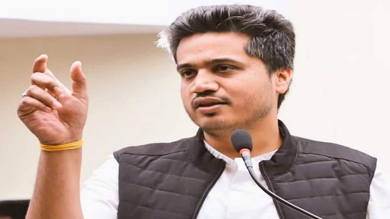 40 आमदारांचा हट्ट पुरवण्यात शिंदे-फडणवीस व्यस्त, जनतेच्या प्रश्नांकडे मात्र दुर्लक्ष 40 आमदारांचा हट्ट पुरवण्यात शिंदे-फडणवीस व्यस्त, जनतेच्या प्रश्नांकडे मात्र दुर्लक्ष