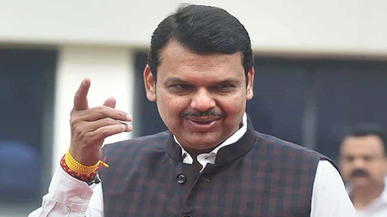 नशीब फडणवीसांचा फोटो छापण्याची मागणी केली नाही... शिवसेनेच्या या नेत्याने कपाळावर हातच....