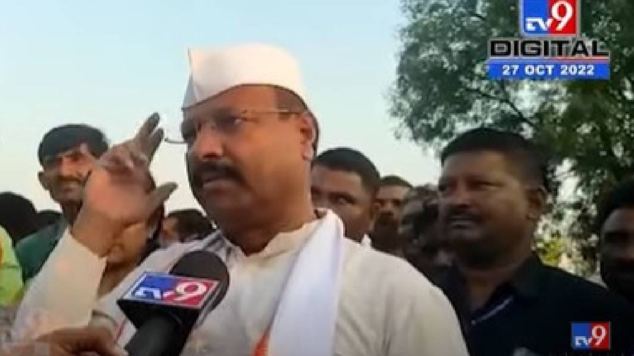 चॉकलेट खाणं, काम्प्युटरवर बसणं नि जमिनीवर गाऱ्यात फिरणं वेगळं, अब्दुल सत्तार यांनी घेतली फिरकी