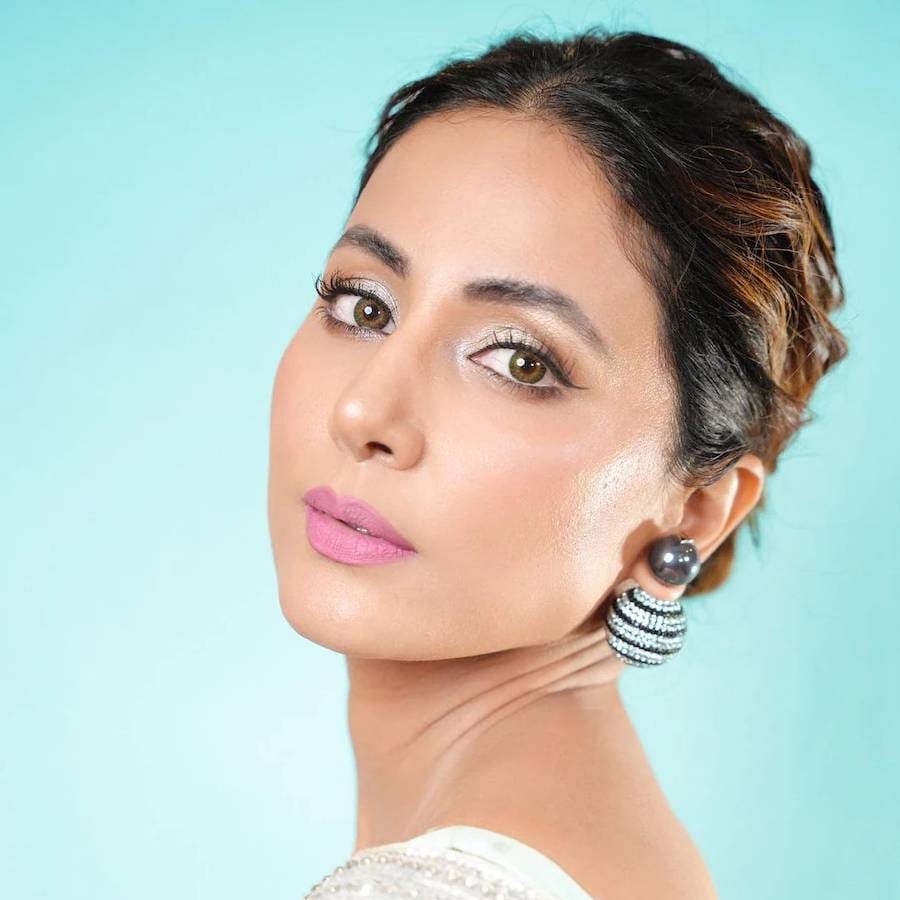 हिना खान हे टीव्ही क्षेत्रातील एक फेमस नाव आहे. हिना म्हटले की, सर्वांच्या नजरेसमोर मालिकेमधील अक्षरा येते. अक्षराच्या भूमिकेतून हिनाने वेगळी ओळख निर्माण केलीये. 