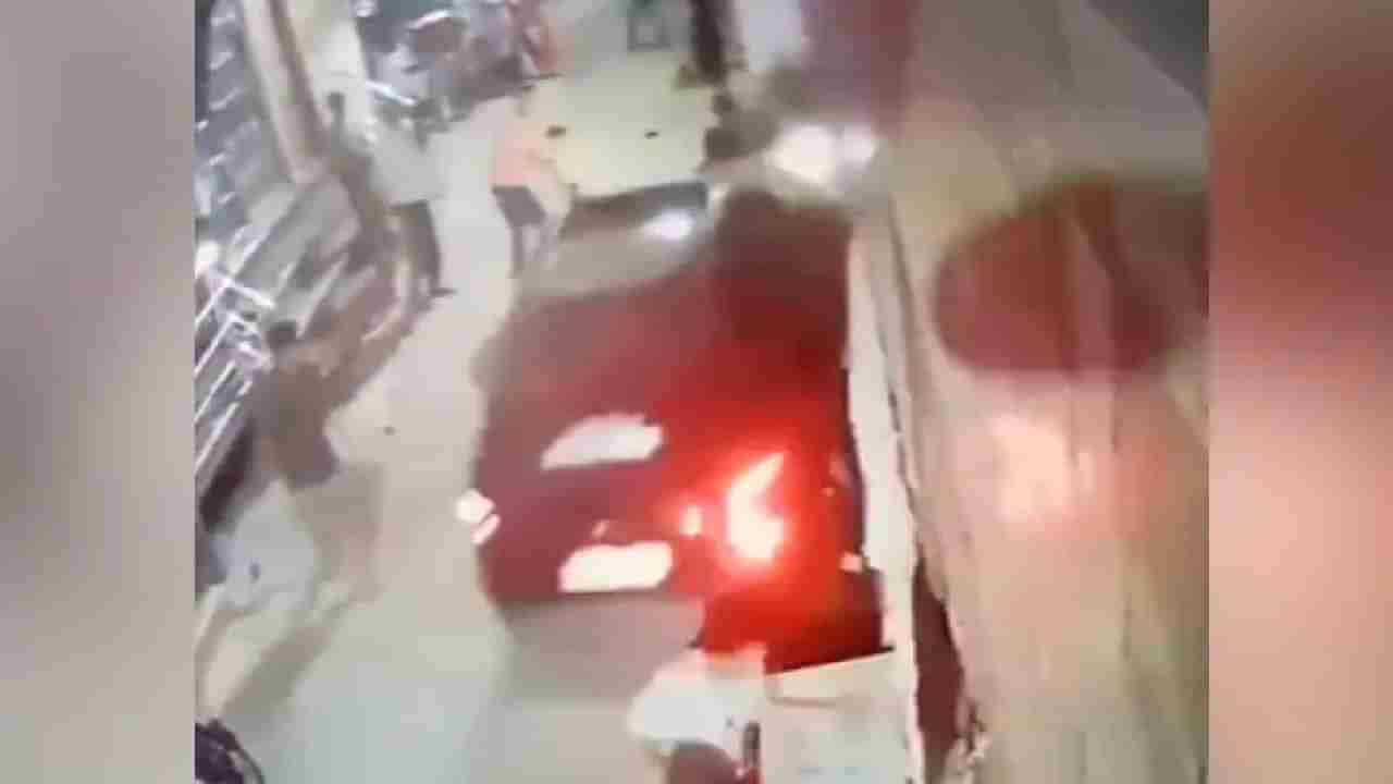 VIDEO : दुचाकीस्वाराशी किरकोळ वाद, कारचालकाने केले हे भयंकर कृत्य