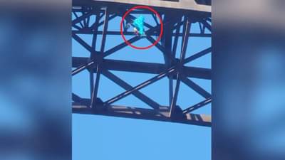 VIDEO : बेस जंपिंग करताच दोन पॅराशूट एकमेकांत गुंतले, मग जे घडले ते पाहून अंगावर काटा येईल !