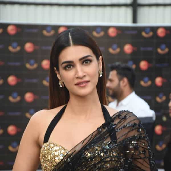 क्रिती सेनॉन गेल्या काही दिवसांपासून चर्चेत आहे. क्रितीचा भेडिया हा चित्रपट लवकरच प्रेक्षकांच्या भेटीला येणार आहे. सध्या या चित्रपटाच्या प्रमोशनमध्ये क्रिती व्यस्त आहे.
