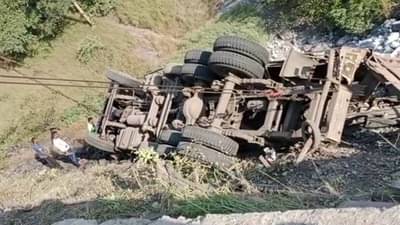 कसारा घाटात कंटेनरचा थरारक अपघात! 50 फूट खोल दरीत कोसळला आणि चालक...