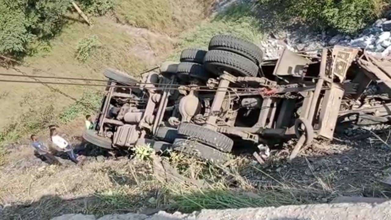कसारा घाटात कंटेनरचा थरारक अपघात! 50 फूट खोल दरीत कोसळला आणि चालक...