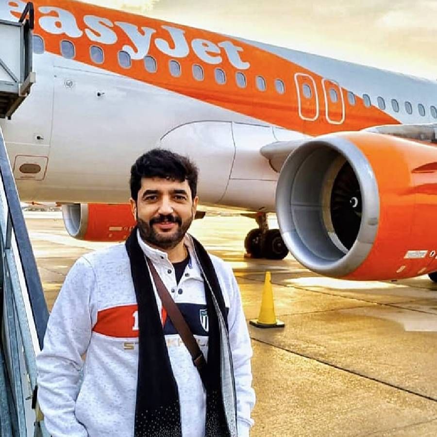 "मुंबईहून लंडन आणि लंडनला मुक्काम करुन आपल्या पुणे जिल्ह्यापेक्षाही लोकसंख्येनं कमी असलेल्या स्कॉटलंडला पोहोचतोय. लंडन ते स्कॉटलंड हवाई अंतर अवघं दीडेक तासांचंच, पण या प्रवासात दिसणारं विहंगम दृश्य नक्कीच चुकवणार नाही. या टप्प्याची प्रचंड उत्सुकता आहे", असं कॅप्शन देत, पहिला फोटो शेअर करत पुण्याचे माजी महापौर मुरलीधर मोहोळ यांनी आपण स्कॉटलंडमध्ये असल्याचं सांगितलं. 