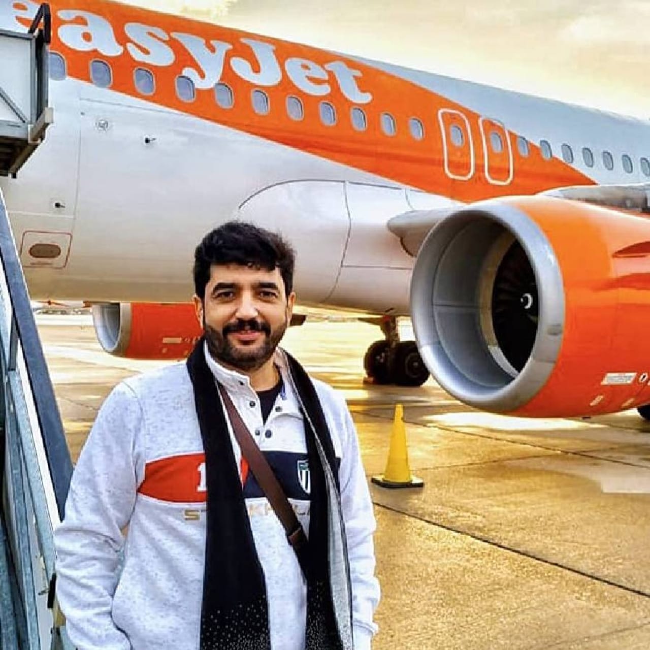 "मुंबईहून लंडन आणि लंडनला मुक्काम करुन आपल्या पुणे जिल्ह्यापेक्षाही लोकसंख्येनं कमी असलेल्या स्कॉटलंडला पोहोचतोय. लंडन ते स्कॉटलंड हवाई अंतर अवघं दीडेक तासांचंच, पण या प्रवासात दिसणारं विहंगम दृश्य नक्कीच चुकवणार नाही. या टप्प्याची प्रचंड उत्सुकता आहे", असं कॅप्शन देत, पहिला फोटो शेअर करत पुण्याचे माजी महापौर मुरलीधर मोहोळ यांनी आपण स्कॉटलंडमध्ये असल्याचं सांगितलं.