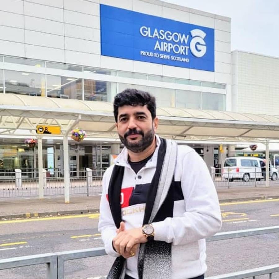 स्कॉटलंडमधील सर्वात मोठं शहर म्हणजे ग्लासगो. सर्वात मोठं ते अर्थकारणाच्या आणि लोकसंख्येच्या अर्थानं. इथली लोकसंख्या आपल्या पुण्याच्या लोकसंख्येच्या निम्म्याहूनही कमी. पण हेच शहर ब्रिटीश राजवटीच्या काळात इंग्रजांचं दुसऱ्या क्रमांकाचं महत्त्वाचं शहर होतं. इथल्या विमानतळावर दाखल होताच, इथल्या निसर्गाने साद तर दिलीच, पण ब्रिटीशांच्या इतिहासाच्या पर्वाची साक्षही, असं म्हणत त्यांनी आपले फोटो सोशल मीडियावर शेअर केले.