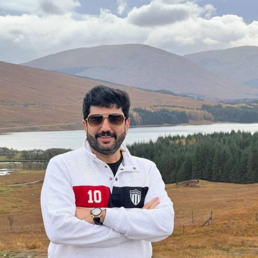 सैन्य प्रशिक्षण आणि कमांडो मेमोरियल असा परिसर भारावून टाकतो. मनाला उभारी देतो, असं म्हणत त्यांनी आपले फोटो सोशल मीडियावर अपलोड केले आहेत.