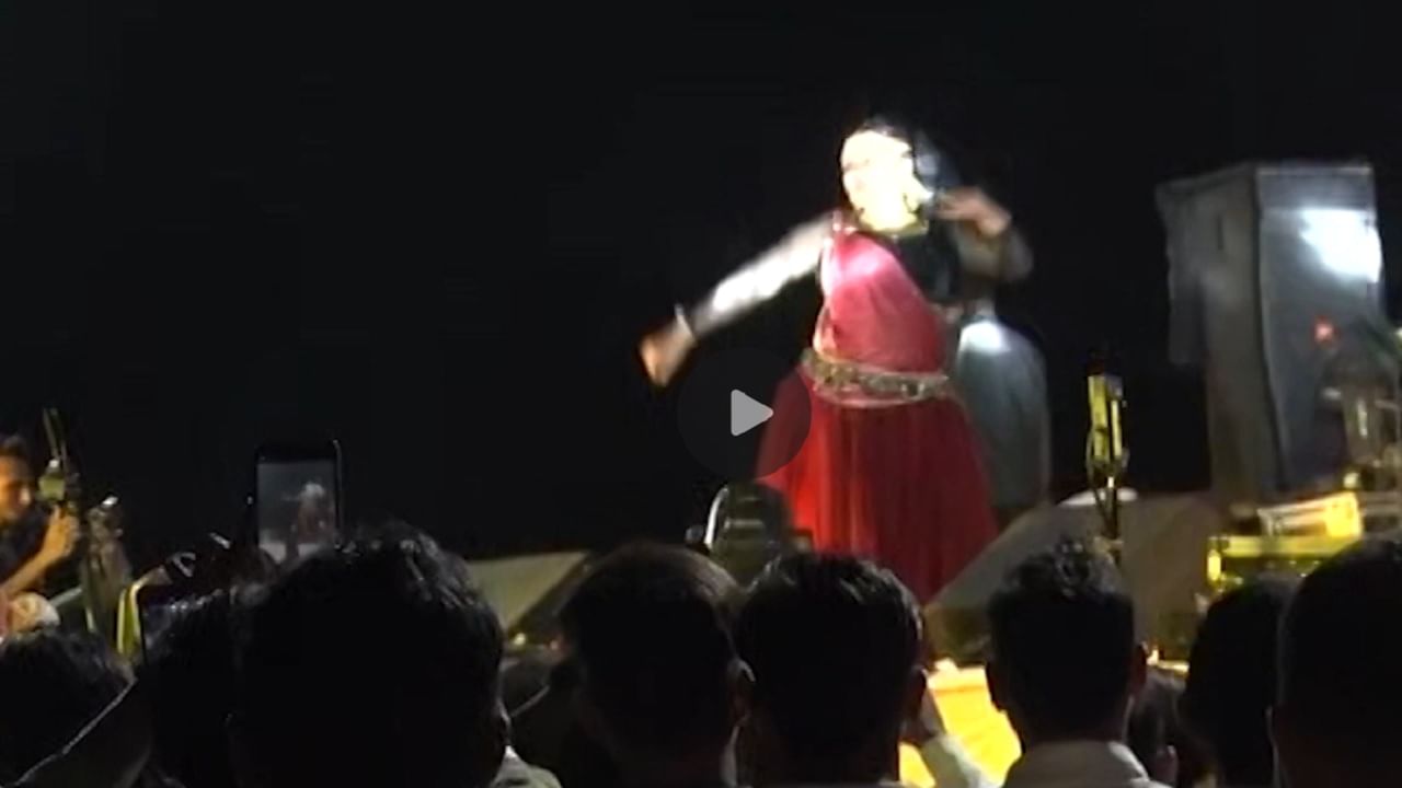 Video : UP वाला ठुमका लगाऊं की... मुंबईत भाजपच्या छटपूजा कार्यक्रमात महिलांचा भोजपुरी डान्स