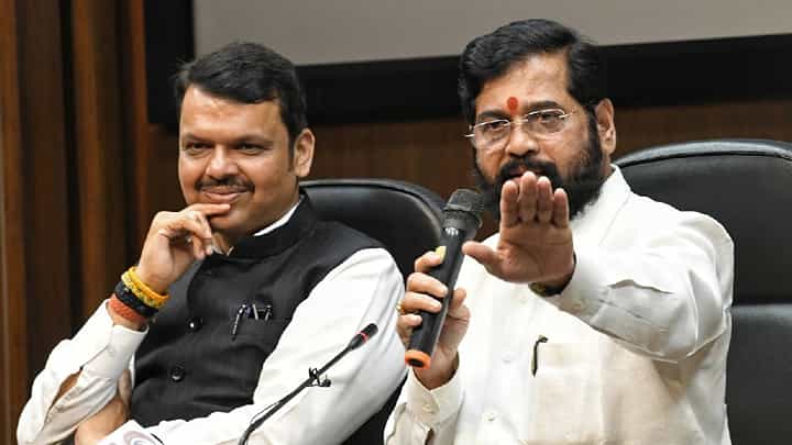 सरकार मोदी-शहा यांचं हस्तक; काँग्रेसच्या 'या' नेत्याचा पुन्हा शिंदे, फडणवीस यांना टोला सरकार मोदी-शहा यांचं हस्तक; काँग्रेसच्या 'या' नेत्याचा पुन्हा शिंदे, फडणवीस यांना टोला