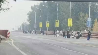 लॉकडाऊनमुळे कर्मचाऱ्यांची तंतरली, ॲपलच्या कंपनीत एकच खळबळ; कुणी भिंतीवरून उड्या मारल्या तर कुणी...