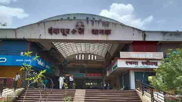गर्दीचा फायदा घेत महिलेचे गंठण खेचले, घटना सीसीटीव्हीत कैद