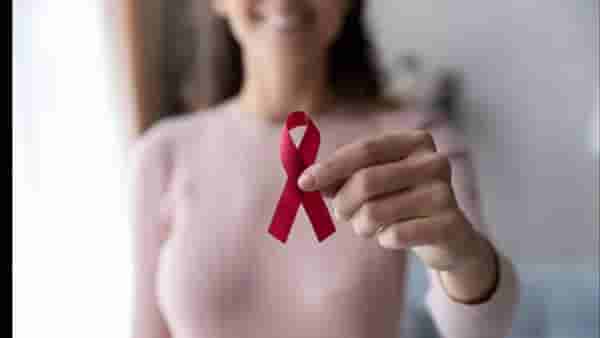 Breast cancer: एका पिढीकडून दुसऱ्या पिढीपर्यंत पोहोचतो ब्रेस्ट कॅन्सर, अशी ओळखा लक्षणे