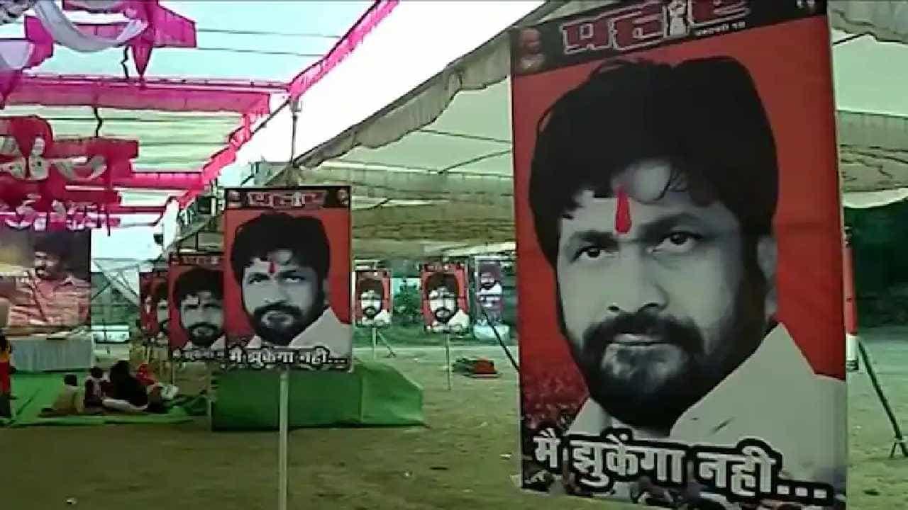 मैं झुकेगा नही... बच्चू कडू यांच्या फोटोसमोर मोठा हातोडा! अमरावतीतल्या शक्तिप्रदर्शनाचे संकेत काय?