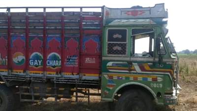 Akola : रस्त्यावर पडली होती विजेची हायटेन्शन वायर, धावता ट्रक संपर्कात आला आणि घडला अनर्थ