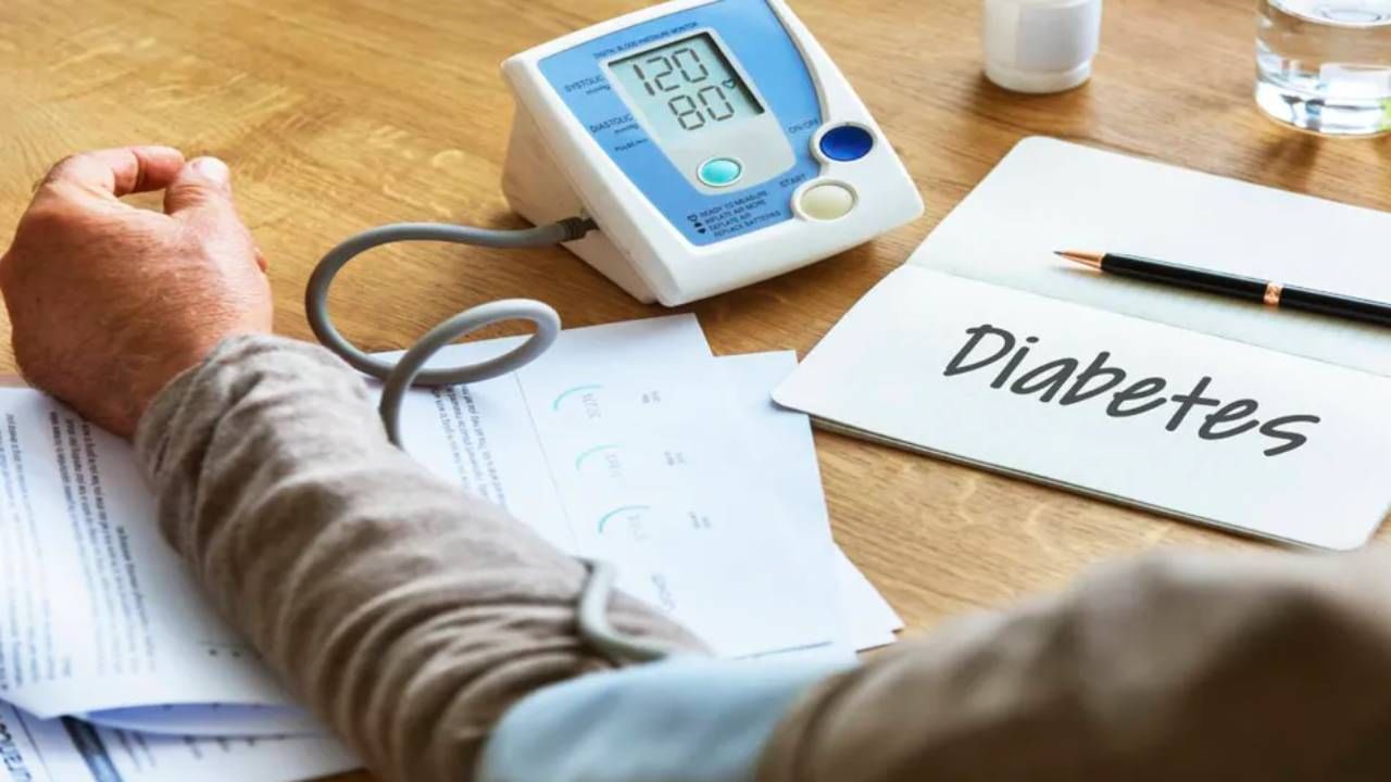 Health Care: आहारात 'या' पदार्थांचा अभाव वाढवू शकतो मधुमेहाचा धोका, या चुका टाळा Health Care: आहारात 'या' पदार्थांचा अभाव वाढवू शकतो मधुमेहाचा धोका, या चुका टाळा