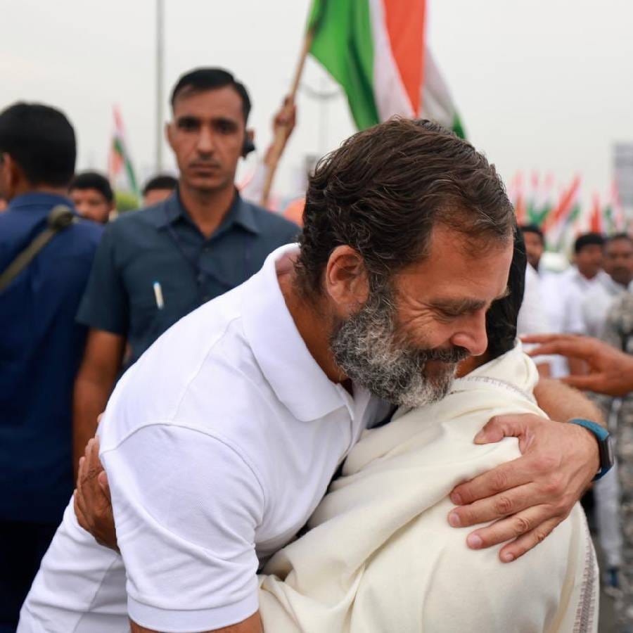 रोहित वेमुलाच्या न्यायासाठी त्यांची आई देत असलेला अन्यायाच्या विरोधातला लढा संघर्षणाचं प्रतिक आहे.रोहितच्या आईला भेटून या यात्रेच्या उद्देशाच्या जवळ जायचं साहस आणि शक्ती मिळेल, असं म्हणत राहुल गांधी यांनी फोटो शेअर केलेत.