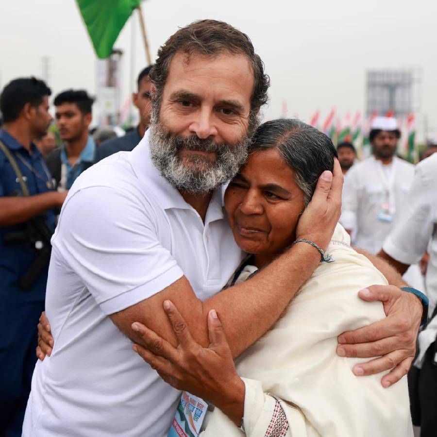 सध्या ही भारत जोडो यात्रा तेलंगणामध्ये आहे. या यात्रेदरम्यान रोहित वेमुलाची आई राधिका वेमुला यांनी राहुल गांधी यांची भेट घेतली. हैदराबाद सेंट्रल युनिव्हर्सिटीमध्ये पीएचडीचं शिक्षण घेत असताना रोहितने आत्महत्या केली होती. त्याच्या मृत्यूनंतर मोठं आंदोलन उभं राहिलं होतं.