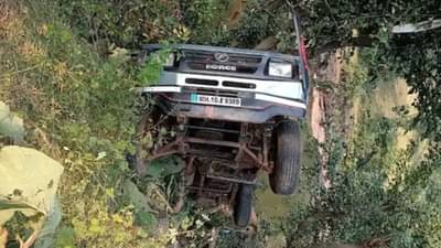 12 ऐवजी त्या गाडीत तब्बल 25 प्रवासी कोंबले...गाडी दरीत कोसळल्यावर काय घडलं ?