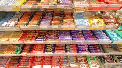 मॉलमध्ये चॉकलेट चोरताना पकडले, मग फोटो व्हायरल झाले; तणावातून तरुणीने उचलले टोकाचे पाऊल