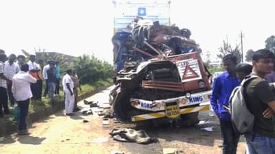 Kolhapur Accident : पुढच्यांना वाचवायला गेला आणि मागून बसला जबर फटका!