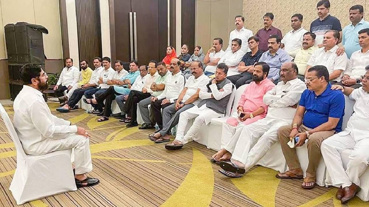 गुवाहाटीत नेमकं काय घडलं? डील कुणी कुणी केली? ईडीची चौकशी कराच; ठाकरे गटाच्या 'या' नेत्याने केली मागणी गुवाहाटीत नेमकं काय घडलं? डील कुणी कुणी केली? ईडीची चौकशी कराच; ठाकरे गटाच्या 'या' नेत्याने केली मागणी
