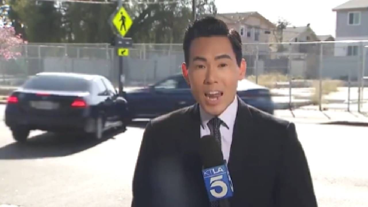 रिपोर्टींग करताना मागे काय घडलं बघा, व्हिडीओ व्हायरल रिपोर्टींग करताना मागे काय घडलं बघा, व्हिडीओ व्हायरल