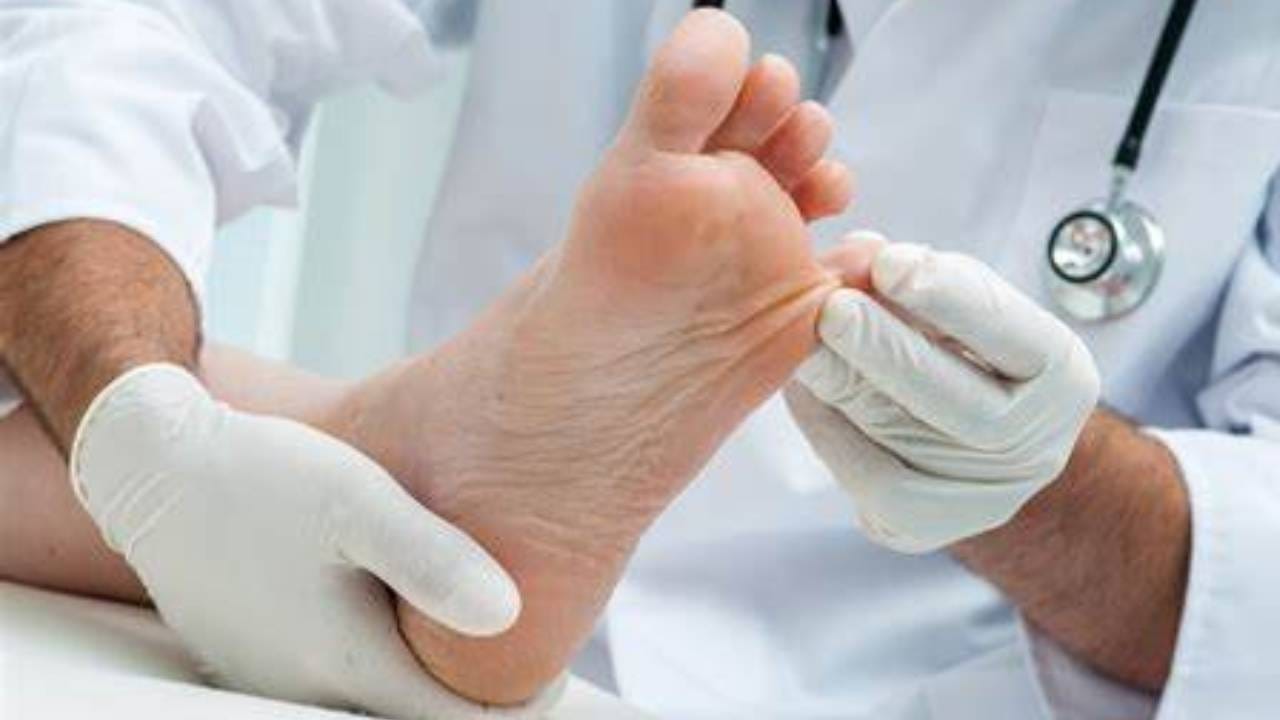 Diabetes Common Symptoms in Feet ब्लड शुगर वाढल्याने पायांवर दिसू