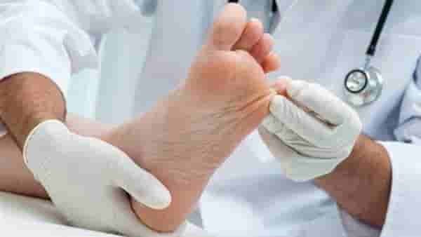 Diabetes Common Symptoms in Feet: ब्लड शुगर वाढल्याने पायांवर दिसू लागतात ही लक्षणे, करू नका दुर्लक्ष