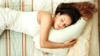 Hair Care Tips: केस ओले ठेऊन झोपल्यास उद्भवू शकताता या समस्या