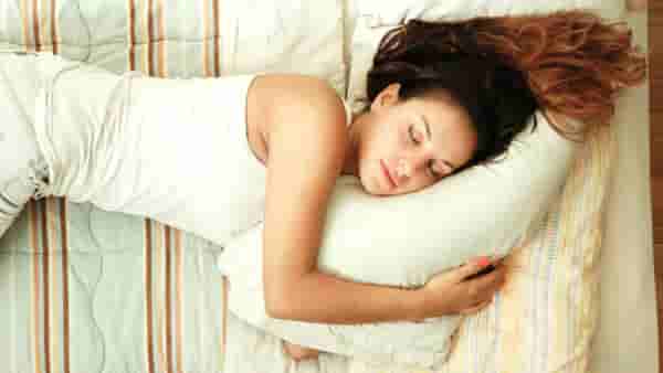 Hair Care Tips: केस ओले ठेऊन झोपल्यास उद्भवू शकताता या समस्या