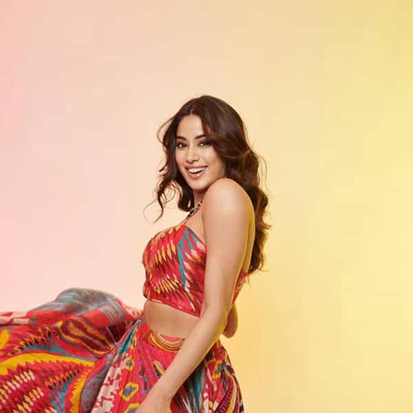 जान्हवी कपूर सध्या चर्चेत असून ती तिच्या आगामी चित्रपट 'मिली'चे प्रमोशन करण्यामध्ये व्यस्त आहे. यादरम्यान जान्हवीचा जबरदस्त असा लूक पुढे आलाय.