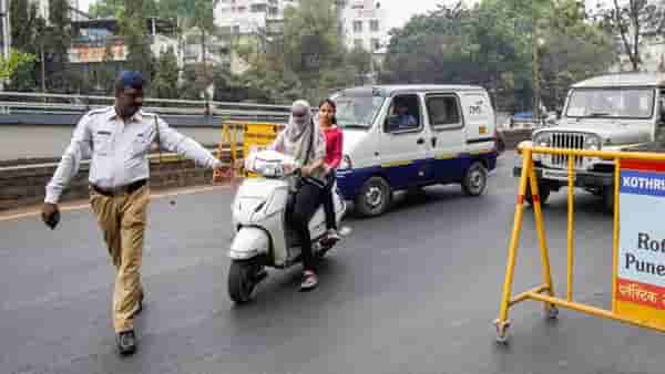 Pune : ट्रॅफिक पोलिसाची चावी काढून घेणारेही आहेत की....! काय नियम लावलाय? वाचा