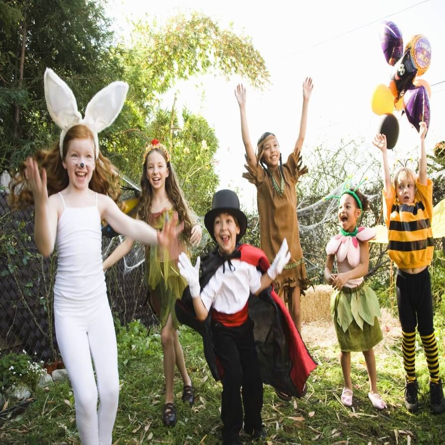 कॉस्च्युम पार्टी - बालदिनानिमित्त तुम्ही मुलांसाठी कॉस्च्युम पार्टीचे आयोजन करू शकता. या पार्टीत मुलांना त्यांच्या आवडीचे कपडे घालून त्यांच्या मनानुसार तयारी करता येईल. बाहेर जायचे नसेल तर घरच्या घरीही तुम्ही या पार्टीची व्यवस्था करू शकता.