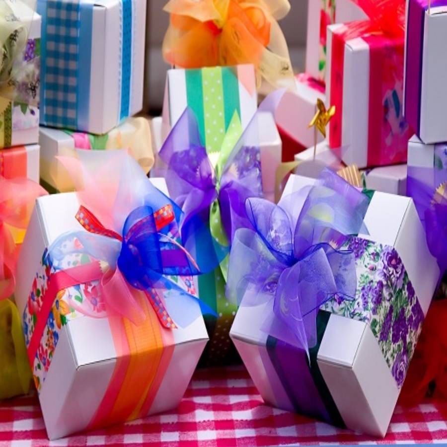 बालदिन जवळ आला आहे. दरवर्षी 14 नोव्हेंबर रोजी बालदिन म्हणजेच चिल्ड्रन्स डे साजरा करण्यात येतो. मुलांच्या चेहऱ्यावर एक गोड हसू आणण्यासाठी तुम्ही हा दिवस खास पद्धतीने साजरा करू शकता. त्यांना त्यांच्या आवडीनुसार गिफ्ट्स देऊ शकता किंवा एखादे सरप्राईज देऊन त्यांना खुश करू शकता. 