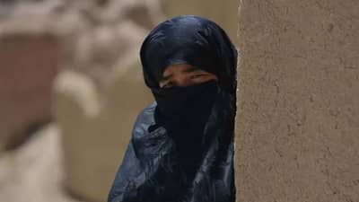 महिलांनी फक्त सहावीपर्यंतच शिका, या देशातील सरकारचा फतवा...; विद्यापीठात जाणाऱ्या महिलांना चाबकाने फोडून काढले...