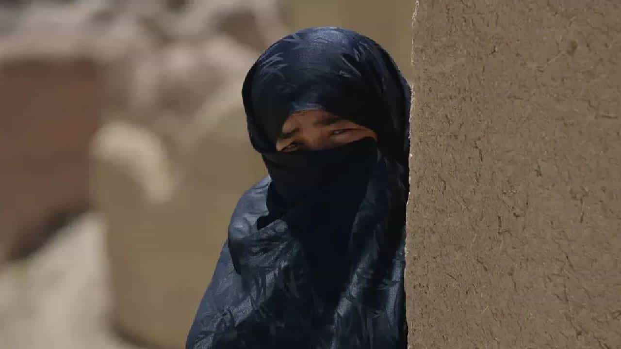 महिलांनी फक्त सहावीपर्यंतच शिका, या देशातील सरकारचा फतवा...; विद्यापीठात जाणाऱ्या महिलांना चाबकाने फोडून काढले...