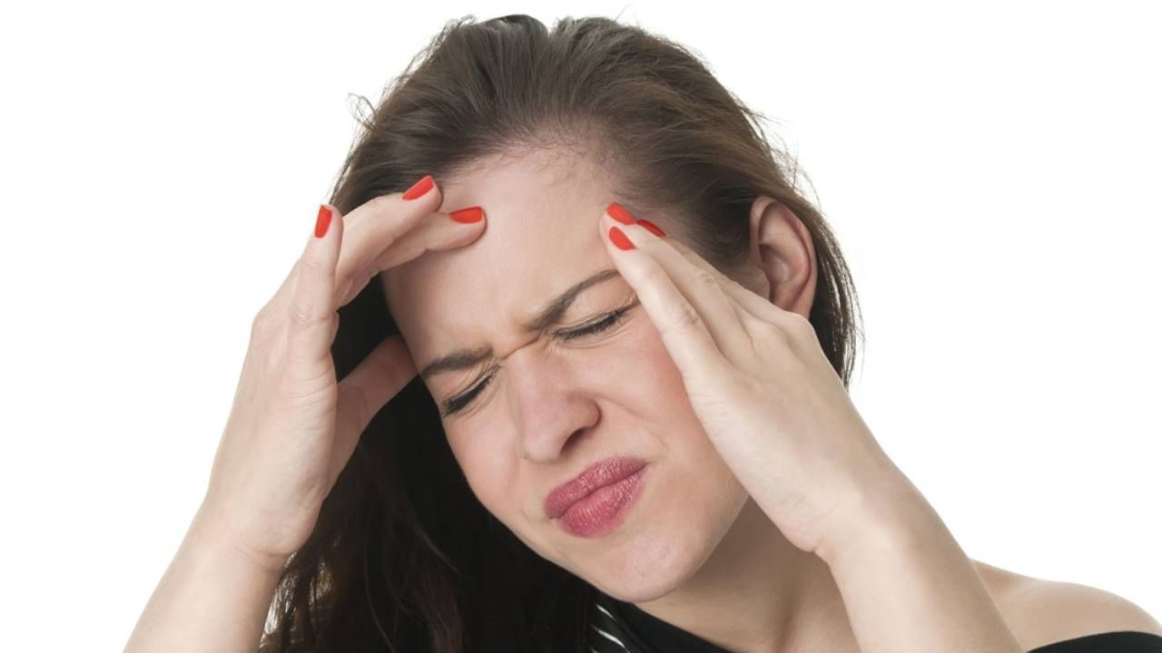 Tips to Manage Migraine at Work : मायग्रेनमुळे होतोय कामावर परिणाम? असा करा बचाव