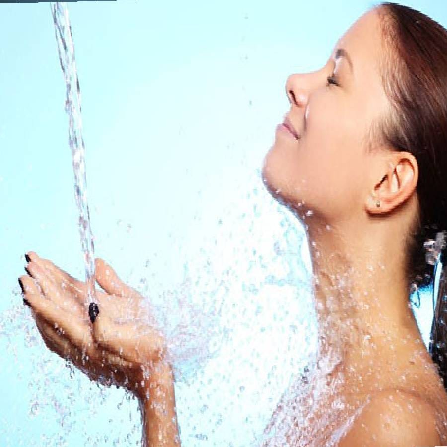 आंघोळ करणे - जेवल्यानंतर कधीही लगेच आंघोळ करू नये. याचा आपल्या पचनसंस्थेवर खूप वाईट परिणाम होतो. यामुळे पोटाशी संबंधित समस्यांना तोंड द्यावे लागू शकते. त्यामुळे जेवल्यानंतर लगेच आंघोळ करणं टाळावे.