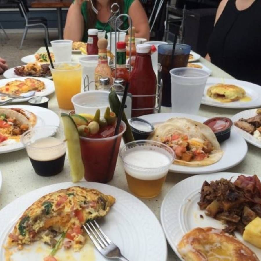 दरवर्षी 2 नोव्हेंबर रोजी Eating Healthy Day साजरा केला जातो. पोषक व आरोग्यदायी अन्न खाण्याबद्दल लोकांमध्ये जागरूकता निर्माण करण्यासाठी हा दिवस साजरा करण्यात येतो. या पार्श्वभूमीवर जेवणानंतर लगेचच कोणत्या गोष्टी करणे टाळले पाहिजे हे जाणून घेऊया. 